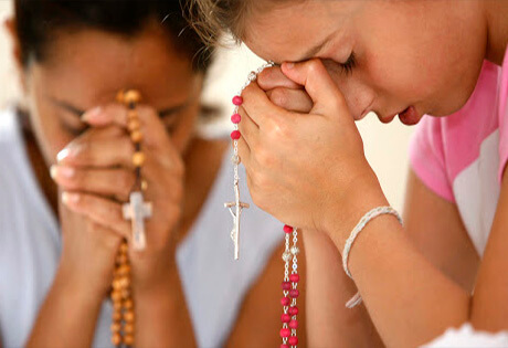 Personas rezando